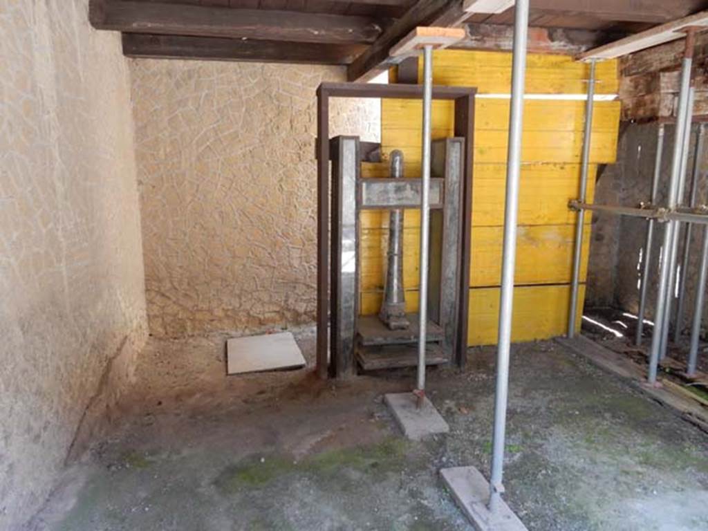 III.10, Herculaneum, May 2018. Looking south across shop towards wooden screw press.
Photo courtesy of Buzz Ferebee